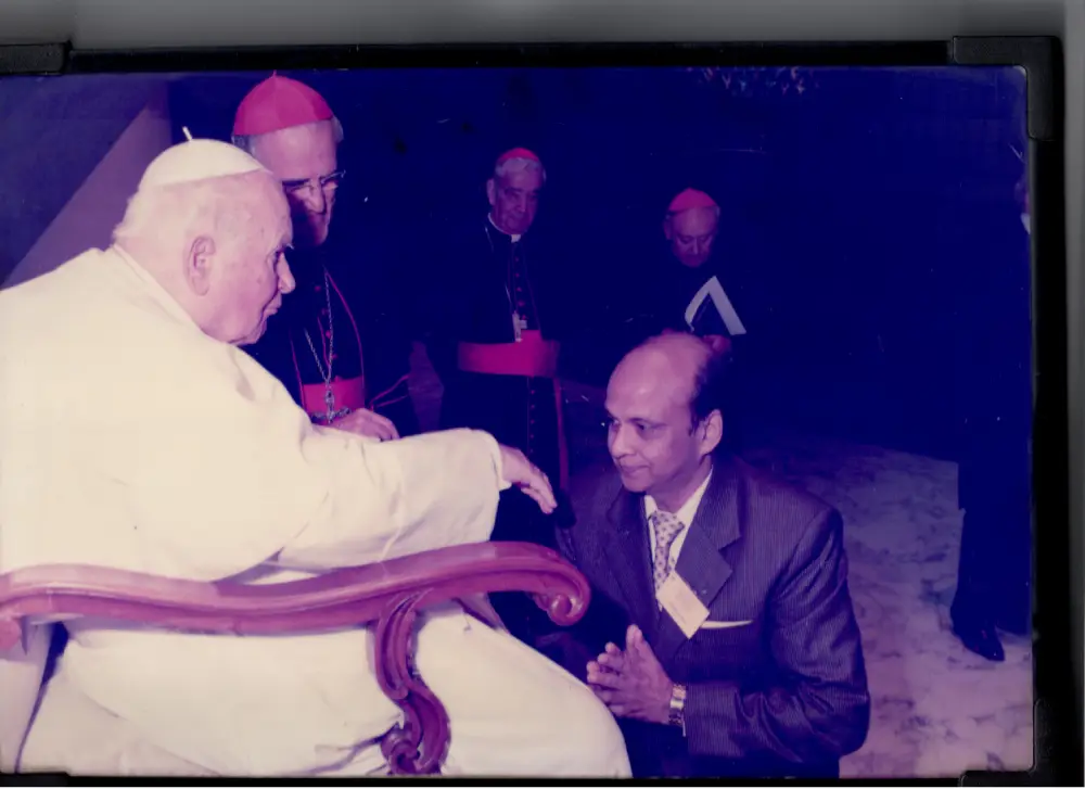 Dr Rajeev Agarwal with the Pope at Vatican, Rome